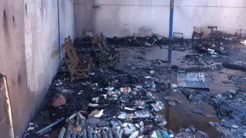 Arde una nave abandonada y cae un techo junto al Hogar San Juan de Jerez