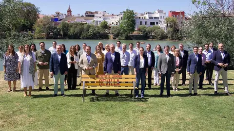 Jos&eacute; Luis Sanz junto a todos miembros que completan la lista del PP para las elecciones
