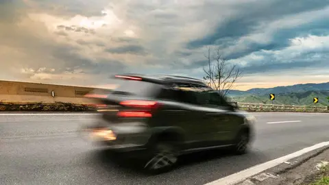 Un coche a gran velocidad en una foto de archivo