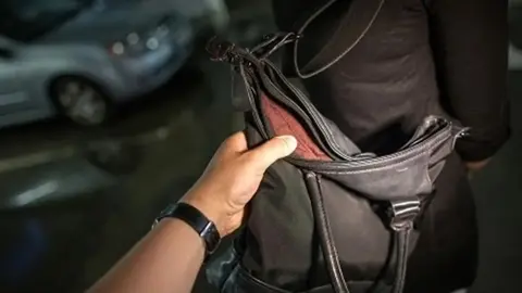 Esta es la salvaje agresi&oacute;n de 2 mujeres a una anciana para robarle el bolso en C&oacute;rdoba