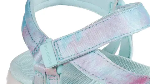 Se est&aacute; agotando en El Corte Ingl&eacute;s: ya es la sandalia Skechers estrella de esta primavera