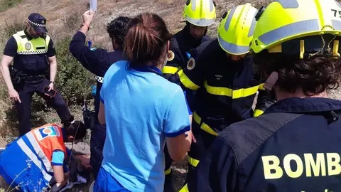 Una mujer cae al vac&iacute;o desde una muralla en C&aacute;diz