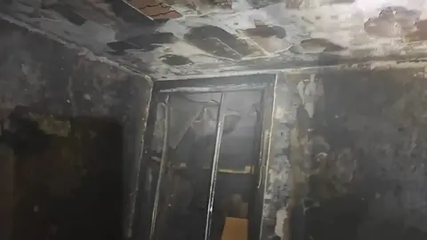 Muere una persona quemada tras el incendio en una vivienda que queda destrozada en Antequera