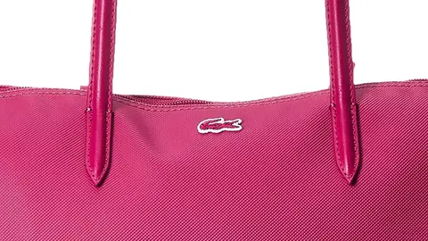 El nuevo capazo de Lacoste en Amazon es un bolso liso dise&ntilde;ado para durar a&ntilde;os y a&ntilde;os