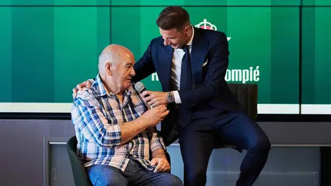 Joaqu&iacute;n y su padre en el acto de despedida del Real Betis | Salvador L&oacute;pez Medina para El MIRA
