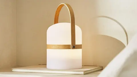 L&aacute;mpara inal&aacute;mbrica con asa en Zara Home