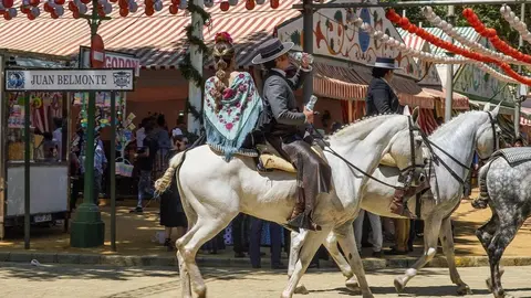 Incendio en la Feria de Abril de Sevilla 2023. Mueren varios caballos tras quemarse una carpa