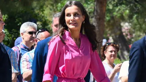 MODA: El vestido rosa primaveral para invitada de la reina Letizia seg&uacute;n Mango
