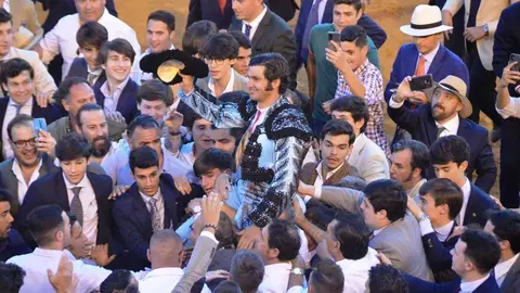 Morante a hombros en Sevilla | Foto: Marciano Bre&ntilde;a