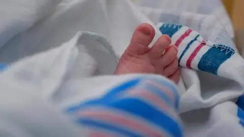 Encuentran a un beb&eacute; neonato muerto dentro de una mochila en un contenedor en Sevilla