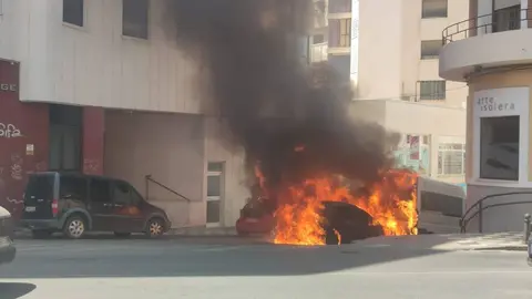 P&aacute;nico en C&aacute;diz tras arder un veh&iacute;culo y afectar a una vivienda y a un establecimiento