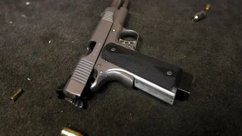 Mata a un hombre de un tiro en Granada. Le persegu&iacute;a con palo, hacha y machete