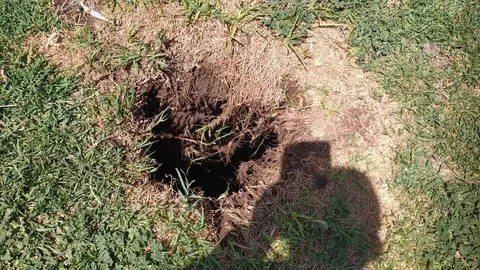 'Peligro pozo grande' mensaje de alerta en el parque Jos&eacute; Antonio M&aacute;rquez Rosado de Jerez (2)