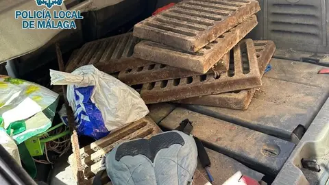 Incre&iacute;ble pero cierto. Los pillan llev&aacute;ndose rejillas de hierro de alcantarillado en M&aacute;laga
