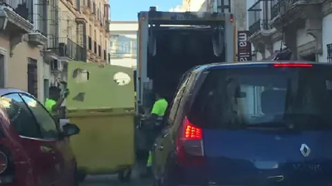 Un cami&oacute;n de la basura de Jerez 'pillado' mezclando residuos org&aacute;nicos y pl&aacute;sticos