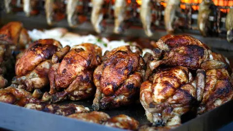 El asador de pollos de Granada en el que acabas pidiendo pesca&iacute;to frito bien calentito y lo sabes