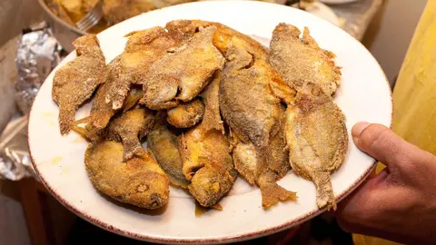 La freidur&iacute;a de Huelva en la que acabas pidiendo pesca&iacute;to frito bien calentito y lo sabes