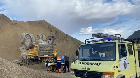 Impactante vuelco de un cami&oacute;n con consecuencias en una cantera de C&aacute;diz