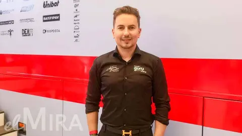 Jorge Lorenzo junto al paddock del hospitality de Gresini en el Circuito de Jerez de la Frontera