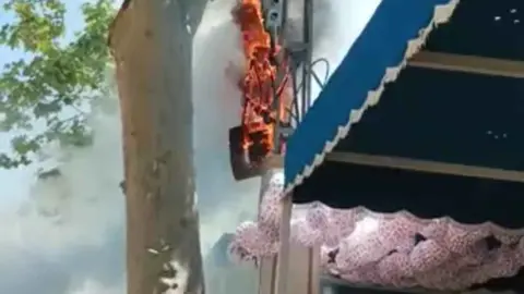 Sale ardiendo una torre junto a una de las casetas de la Feria del Caballo de Jerez 2023