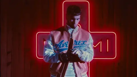 Anuel AA vuelve a incendiar las redes con las indirectas a Karol G en su tema 'Mejor que yo'