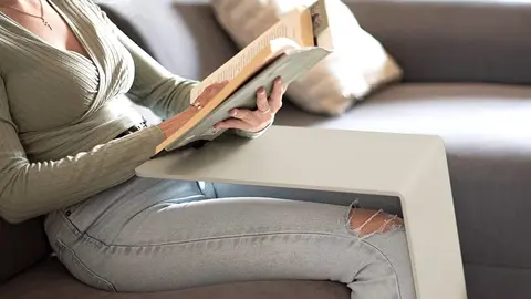 La mejor mesa de sof&aacute; de Amazon para ganar espacio en tu casa