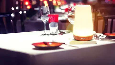 Amazon pone control remoto y 13 colores a la l&aacute;mpara de mesa de toda la vida