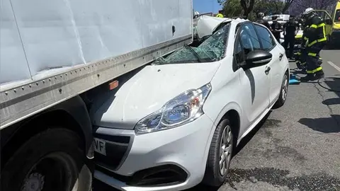 Un coche queda encajado debajo de un cami&oacute;n en Jerez en un grave accidente