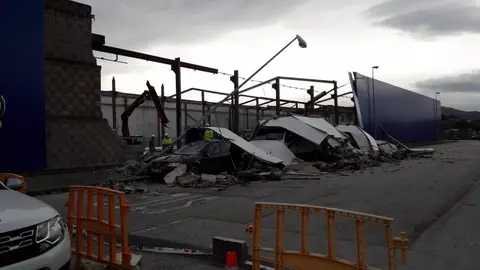Cae sobre varios trabajadores el muro de una nave en Sevilla. Estas son las consecuencias