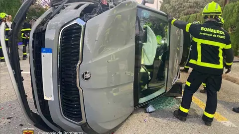 Vuelca un coche en Jerez a unos metros de la entrada principal de la Feria del Caballo