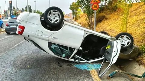 Una beb&eacute; queda atrapada en un veh&iacute;culo tras un impactante vuelco en Granada