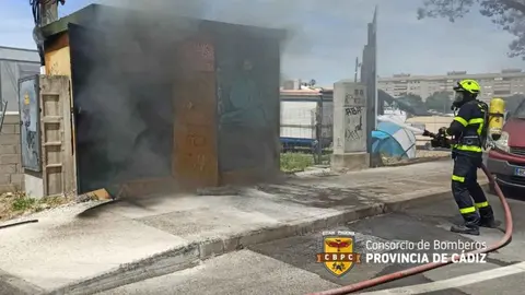 Arde un transformador junto al camping de caravanas de la Feria del Caballo de Jerez