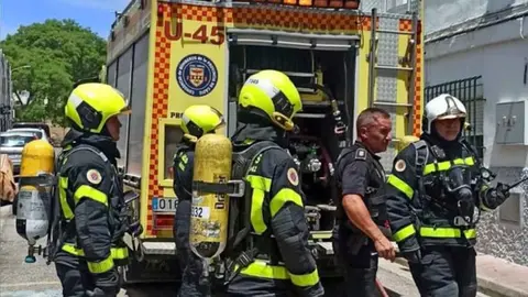 Bomberos actuando en un incendio en Jerez