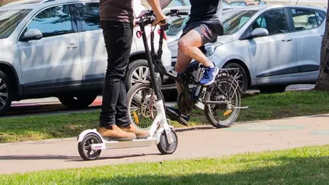 As&iacute; apu&ntilde;alan a un hombre para robarle en Granada. Le quitan un patinete de 550 euros