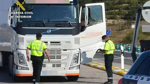 Cami&oacute;n siendo registrado por la Guardia Civil