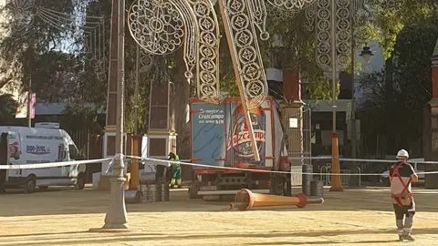 Un cami&oacute;n de Cruzcampo tira parte del alumbrado de la Feria de Jerez