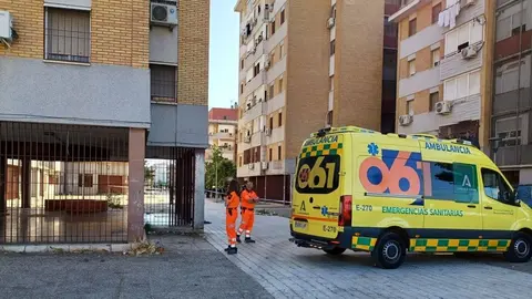 Un hombre armado se atrinchera en un piso de Sevilla. Se escuchan varias detonaciones