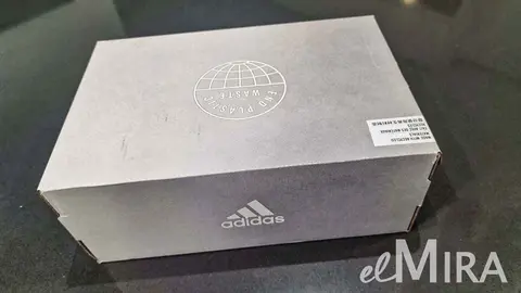 Caja de sandalias de Adidas