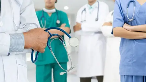 Situaci&oacute;n insostenible en Almonte. Tiran al suelo a una m&eacute;dico despu&eacute;s de una nueva agresi&oacute;n