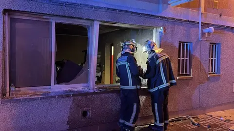 En llamas el bajo de un edificio en Ja&eacute;n. La rapidez de los Bomberos evita una tragedia