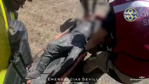 Este es el angustioso rescate de un hombre atrapado en el r&iacute;o Guadalquivir en Sevilla