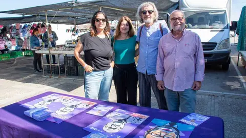 Manolo Guerrero (Podemos) en el mercadillo de la zona sur de Jerez