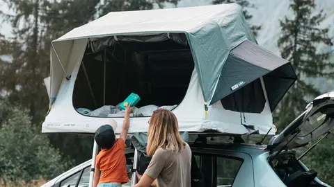 Llega a Decathlon la tienda de campa&ntilde;a que colocas encima del coche