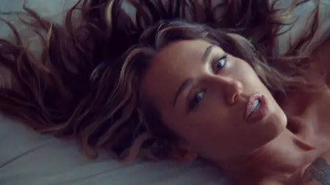 Miley Cyrus muestra su lado m&aacute;s &iacute;ntimo en su nueva canci&oacute;n 'Jaded' repleta de indirectas