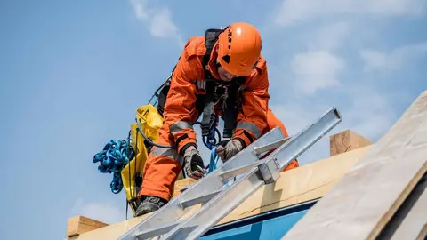 Tremendo accidente laboral en Sevilla. Un trabajador cae desde el tejado de una f&aacute;brica