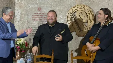 Ezequiel Ben&iacute;tez recoge el premio de la Pe&ntilde;a El Taranto 2022