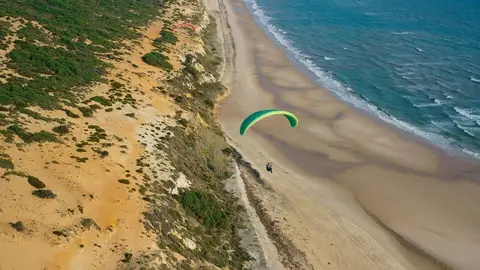Cae desde el aire en plena playa de Matalasca&ntilde;as (Huelva) Estas son las consecuencias