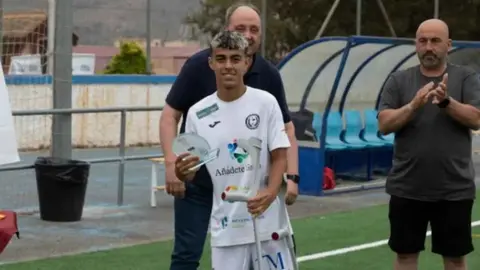 Aitor Palomeque con el trofeo de MVP