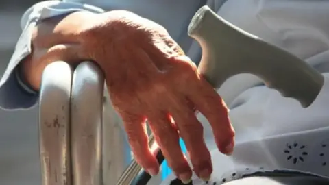 Esta es la terrible agresi&oacute;n sufrida por una persona mayor para robarle en M&aacute;laga