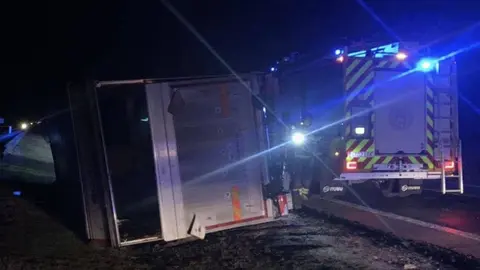 Estos son los impactantes detalles del vuelco de un cami&oacute;n a su paso por una carretera de Huelva